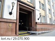 Вход в здание Министерства промышленности и торговли со стороны Китайгородского проезда (2018 год). Стоковое фото, фотограф Ольга Сайдаминова / Фотобанк Лори