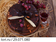 Сыр драй джек на деревянном фоне. Стоковое фото, фотограф Марина Володько / Фотобанк Лори