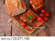 Икра баклажанная с домашним хлебом на сыворотке. Стоковое фото, фотограф Марина Володько / Фотобанк Лори