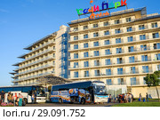 Город Сочи, Краснодарский край, Адлер. "Сочи Парк отель" летним днём. Центральный корпус (2018 год). Редакционное фото, фотограф Игорь Низов / Фотобанк Лори