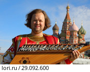 Musician with old Russian music instrument gusli (2018 год). Стоковое фото, фотограф Алексей Кузнецов / Фотобанк Лори