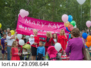 Группа женщин рекламируют торговую марку американской компании Mary Kay (2018 год). Редакционное фото, фотограф Геннадий Соловьев / Фотобанк Лори