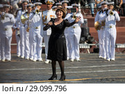 Выступление Мирей Матье совместно с оркестром ЦКОО им. Римского-Корсакова ВМФ России на Красной площади города Москвы во время фестиваля военных оркестров "Спасская башня" (2018 год). Редакционное фото, фотограф Николай Винокуров / Фотобанк Лори
