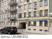 Москва, девушка моет окно в доме 17 по улице Рождественский бульвар (2018 год). Редакционное фото, фотограф Дмитрий Неумоин / Фотобанк Лори