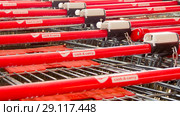 Тележки с надписью Selgros Cash & Carry в Зеленограде (2018 год). Редакционное фото, фотограф Сайганов Александр / Фотобанк Лори