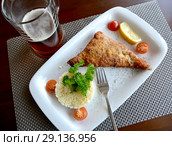Судак, запеченный в кляре с рисом и овощами. Стоковое фото, фотограф Ирина Борсученко / Фотобанк Лори