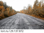 Разбитая асфальтовая дорога. Содержание региональных дорог. Стоковое фото, фотограф Наталья Осипова / Фотобанк Лори