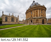 The view of Radcliffe Camera in the center of Radcliffe Square. Oxford University. Oxford. England. (2009 год). Стоковое фото, фотограф Сергей Пристяжнюк (Serg Zastavkin) / Фотобанк Лори