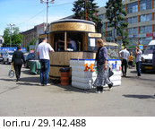Продажа Очаковского кваса на розлив на улице. Город Мытищи. Мытищинский район. Московская область. Россия (2015 год). Редакционное фото, фотограф lana1501 / Фотобанк Лори