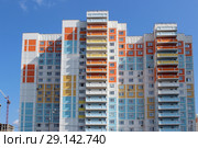 Новый жилой дом на улице Борисовка в Мытищах, Московская область (2018 год). Редакционное фото, фотограф Елена Орлова / Фотобанк Лори