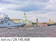 Военные корабли на параде в День ВМФ. Сторожевой корабль «Адмирал Макаров» на фоне достопримечательностей. Санкт-Петербург (2018 год). Редакционное фото, фотограф Сергей Афанасьев / Фотобанк Лори
