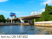 Река Преголя. Эстакадный мост. Калининград (2018 год). Редакционное фото, фотограф Александр Щепин / Фотобанк Лори