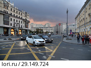 Moscow, Russia - September 22. 2018. traffic on theatrical passage one of main streets. Редакционное фото, фотограф Володина Ольга / Фотобанк Лори