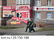 Инкассаторы на проспекте Гагарина, город Нижний Новгород (2018 год). Редакционное фото, фотограф Дмитрий Неумоин / Фотобанк Лори