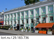 Москва, отель "Китай-город" на Лубянском проезде. Дом 25, строение 1 - бывшая городская усадьба Чириковых, позднее — доходный дом Рыженковых, построенный в 1806 году (2018 год). Редакционное фото, фотограф Овчинникова Ирина / Фотобанк Лори