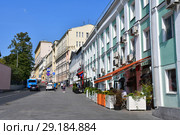Москва, Лубянский проезд в солнечном сентябре (2018 год). Редакционное фото, фотограф Овчинникова Ирина / Фотобанк Лори