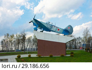 Город Кашира. Макет самолета ЯК-9 "Каширский школьник" на постаменте (2018 год). Редакционное фото, фотограф Зобков Юрий / Фотобанк Лори