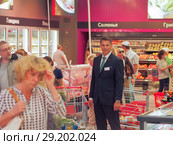 Генеральный директор Selgros Cash & Carry Россия Михаэль Ципфель среди покупателей в торговом зале в день открытия супермаркета в Зеленограде (2018 год). Редакционное фото, фотограф Сайганов Александр / Фотобанк Лори