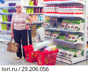 Покупательница в супермаркете Selgros Cash & Carry в Зеленограде (2018 год). Редакционное фото, фотограф Сайганов Александр / Фотобанк Лори