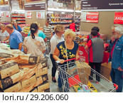 Покупатели в торговом зале супермаркета Selgros Cash & Carry в Зеленограде в день открытия (2018 год). Редакционное фото, фотограф Сайганов Александр / Фотобанк Лори