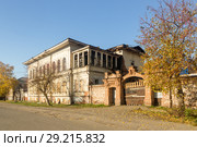 Бывшая усадьба купца Кытманова, постройка конца 19 века, после пожара. Город Енисейск (2018 год). Стоковое фото, фотограф Владимир Пойлов / Фотобанк Лори