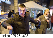 plunderer is stole the handbag from female. Стоковое фото, фотограф Яков Филимонов / Фотобанк Лори