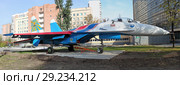 Самолет Су-27 пилотажной группы Русские витязи на территории НИУ "МЭИ". Москва (2018 год). Редакционное фото, фотограф Сергей Соболев / Фотобанк Лори