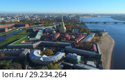 Вид на Петропавловскую крепость солнечным днем (аэросъемка). Санкт-Петербург, Россия (2018 год). Стоковое видео, видеограф Виктор Карасев / Фотобанк Лори