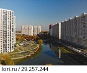 Modern residential buildings near pond Levoberezhny in Khimki, Russia (2018 год). Стоковое фото, фотограф Володина Ольга / Фотобанк Лори