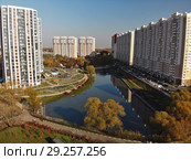 Modern residential buildings near pond Levoberezhny in Khimki, Russia (2018 год). Стоковое фото, фотограф Володина Ольга / Фотобанк Лори