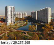 Modern residential houses near pond Levoberezhny in Khimki, Russia (2018 год). Стоковое фото, фотограф Володина Ольга / Фотобанк Лори