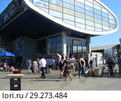 Торгово-пешеходный мост «Конкорс» (2004 года постройки). Улица Колонцова, 1 стр. 1. Железнодорожная станция "Мытищи". Город Мытищи. Московская область (2015 год). Редакционное фото, фотограф lana1501 / Фотобанк Лори