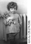 Старинный портрет кудрявой трехлетней девочки с игрушкой. 1959. Редакционное фото, фотограф Валерия Попова / Фотобанк Лори
