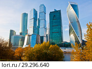 Вид на небоскребы Московского международного делового центра "Москва-Сити" (ММДЦ «Москва-Сити»). Золотая осень (2018 год). Редакционное фото, фотограф E. O. / Фотобанк Лори