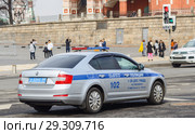 MOSCOW, RUSSIA - April 17, 2018: Police car patrol near Moscow Kremlin. Редакционное фото, фотограф Николай Чутчиков / Фотобанк Лори