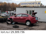 Рабочий шиномонтажа меняет колёса в Балашихе на улице Мира (2018 год). Редакционное фото, фотограф Дмитрий Неумоин / Фотобанк Лори