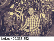 Cyclist is looking for bicycle saddles. Стоковое фото, фотограф Яков Филимонов / Фотобанк Лори