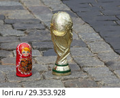 Матрешка и Кубок чемпионата мира по футболу 2018 на брусчатке Красной площади. Город Москва, ЧМ-2018. Редакционное фото, фотограф Алексей Гусев / Фотобанк Лори