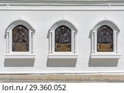 Святитель Дионисий, Святой преподобный Макарий Желтоводский, Святой преподобный Ефимий Суздальский. Барельефы в Вознесенском печерском монастыре. Нижний Новгород (2017 год). Редакционное фото, фотограф Александр Щепин / Фотобанк Лори