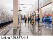 Поезд на станции "Селигерская" Московского метрополитена (2018 год). Редакционное фото, фотограф Алёшина Оксана / Фотобанк Лори