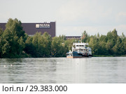 Вторая линия судостроительного завода "Пелла" и танкер "Вятка-251" на Неве. Город Отрадное. Кировский район. Ленинградская область (2018 год). Редакционное фото, фотограф Румянцева Наталия / Фотобанк Лори