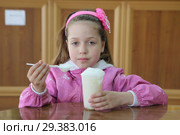Маленькая девочка ест кислородный коктейль. Горячий ключ. Стоковое фото, фотограф Марина Володько / Фотобанк Лори