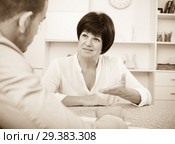 Employer discusses with elderly woman. Стоковое фото, фотограф Яков Филимонов / Фотобанк Лори