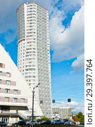 Дом жилого комплекса Гранд Парк. Солнечный день. Москва (2018 год). Редакционное фото, фотограф E. O. / Фотобанк Лори