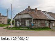 Барак Соловецкого лагеря. Бывший детский барак. Сейчас жилой дом в посёлке Соловецкий. Архангельская область (2018 год). Редакционное фото, фотограф Pukhov K / Фотобанк Лори