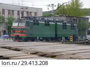 Мурманск. Электровоз грузовой переменного тока ВЛ80с-1627 выходит из депо Мурманск Октябрьской железной дороги (2007 год). Редакционное фото, фотограф Дмитрий Щукин / Фотобанк Лори