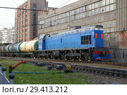 Мурманск. Тепловоз маневровый ТЭМ7А-0093 подталкивает наливной состав (2007 год). Стоковое фото, фотограф Дмитрий Щукин / Фотобанк Лори