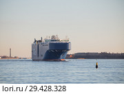 Ship goes along fairway in Gulf of Finland (2018 год). Редакционное фото, фотограф Юлия Бабкина / Фотобанк Лори