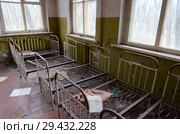Спальня в заброшенном детском саде в уничтоженном селе Копачи (10-километровая зона отчуждения ЧАЭС), Украина (2018 год). Редакционное фото, фотограф Ольга Коцюба / Фотобанк Лори