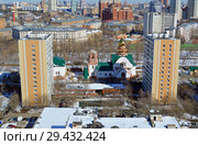 Дома 15 по улице Берзарина, строящийся храм святого великомученика Дмитрия Солунского и 5-й микрорайон Щукино в Москве (2018 год). Редакционное фото, фотограф Александр Замараев / Фотобанк Лори